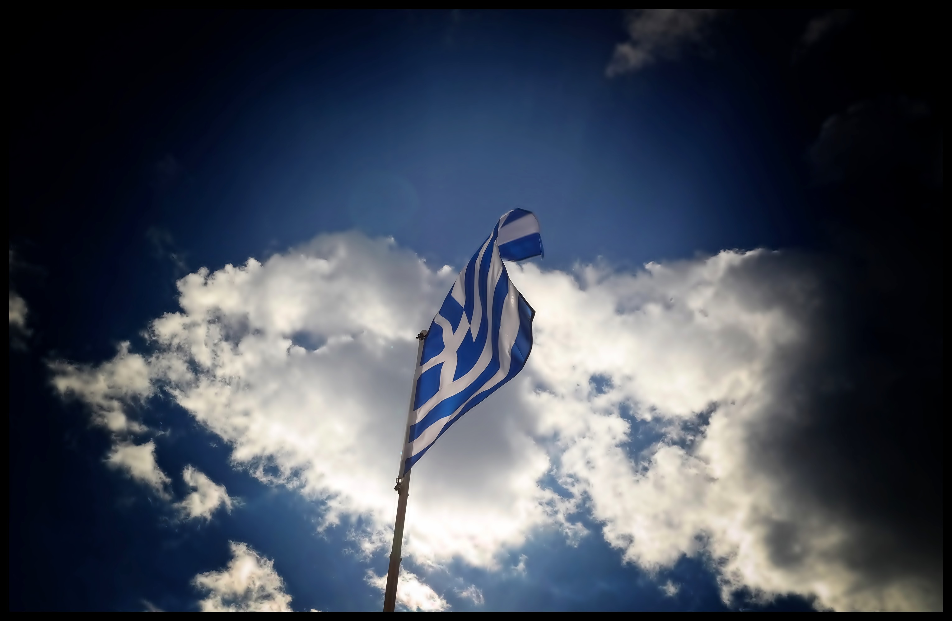Κρήτη σημαία: Γερμανοί αξιωματικοί κατέβασαν την ελληνική σημαία και ύψωσαν τη γερμανική