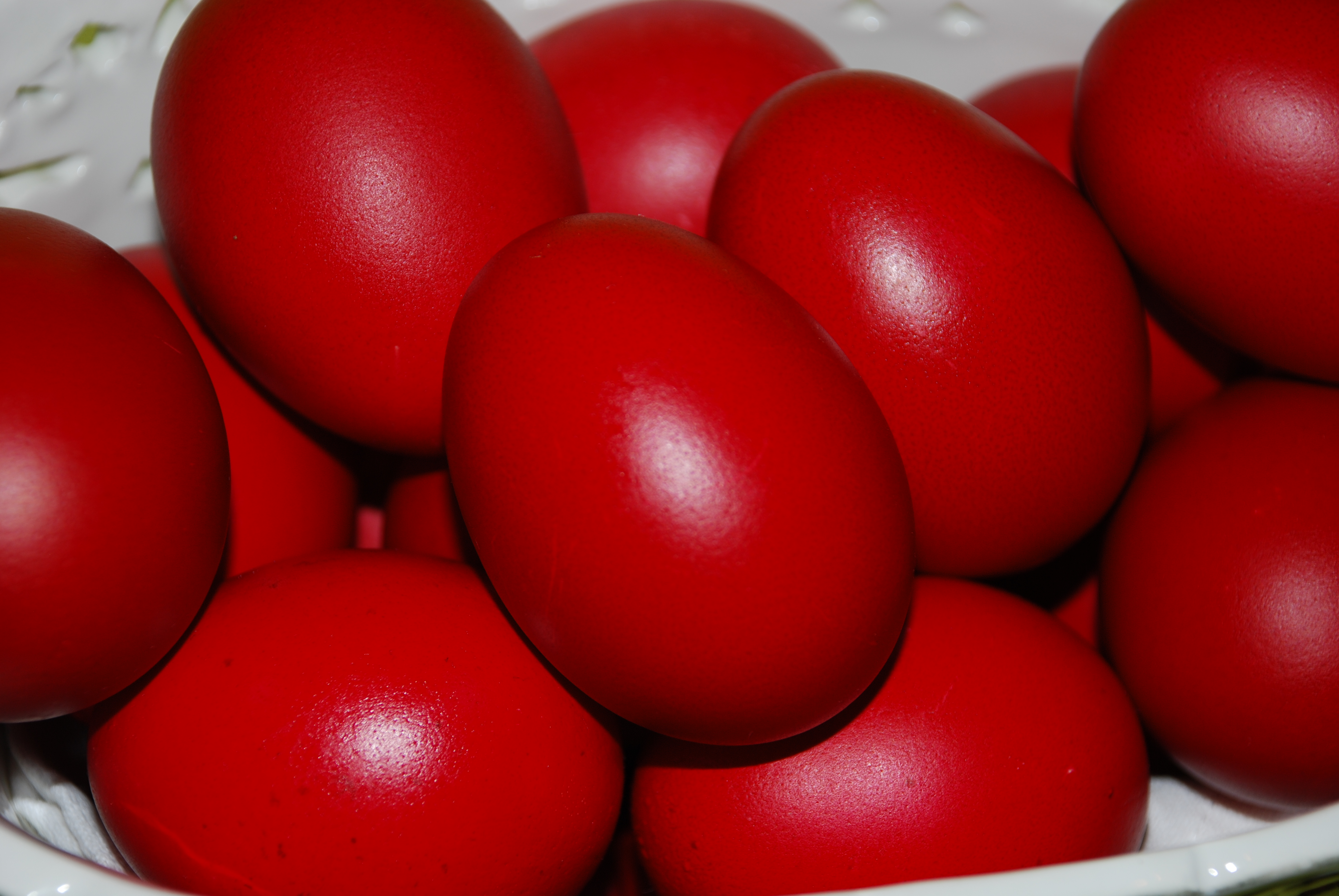 Πασχαλινά αυγά: Γιατί τα βάφουμε κόκκινα και γιατί τα τσουγκρίζουμε;