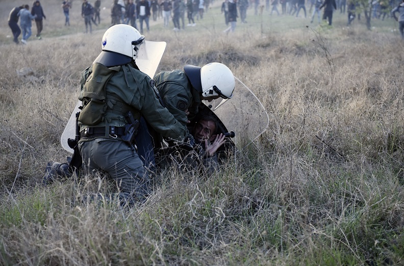 Διαβατά πρόσφυγες: Άγρια επεισόδια με τα ΜΑΤ, ξύλο και χημικά (pics-vids)