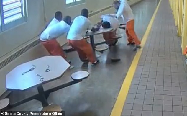 Βίντεο σοκ: Δεσμοφύλακες αφήνουν νεοναζί βαρυποινίτη να μαχαιρώσει μαύρους συγκρατούμενούς του