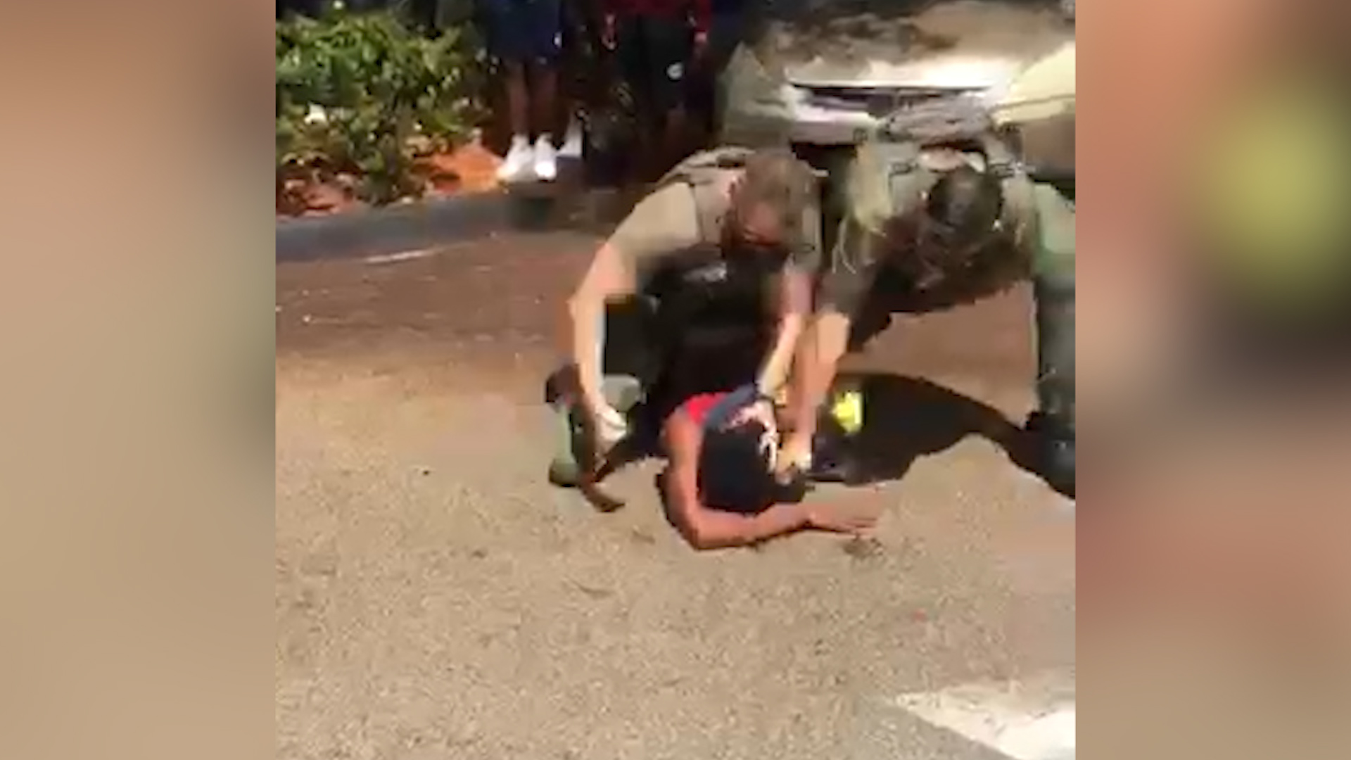 Φλόριντα: Οργή για αστυνομικούς που χτύπησαν το κεφάλι 15χρονου στο οδόστρωμα (vid)