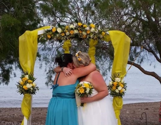 Γάμος Κρήτη: Δύο γυναίκες ενώθηκαν με τα δεσμά του γάμου στην Κρήτη