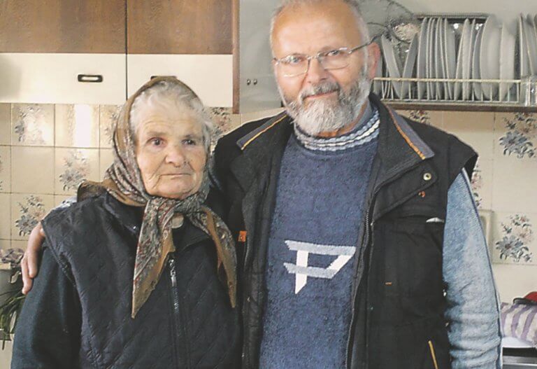 Ηλικιωμένη – χόρτα: Στο “σκαμνί” η 82χρονη, “είμαι περήφανος που δεν γονάτισε”, λέει ο γιος της