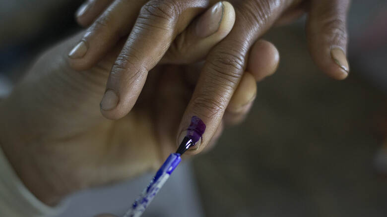 Ινδός ψηφοφόρος: Έκοψε το δάχτυλό του, επειδή… ψήφισε λάθος κόμμα (pic-vid)