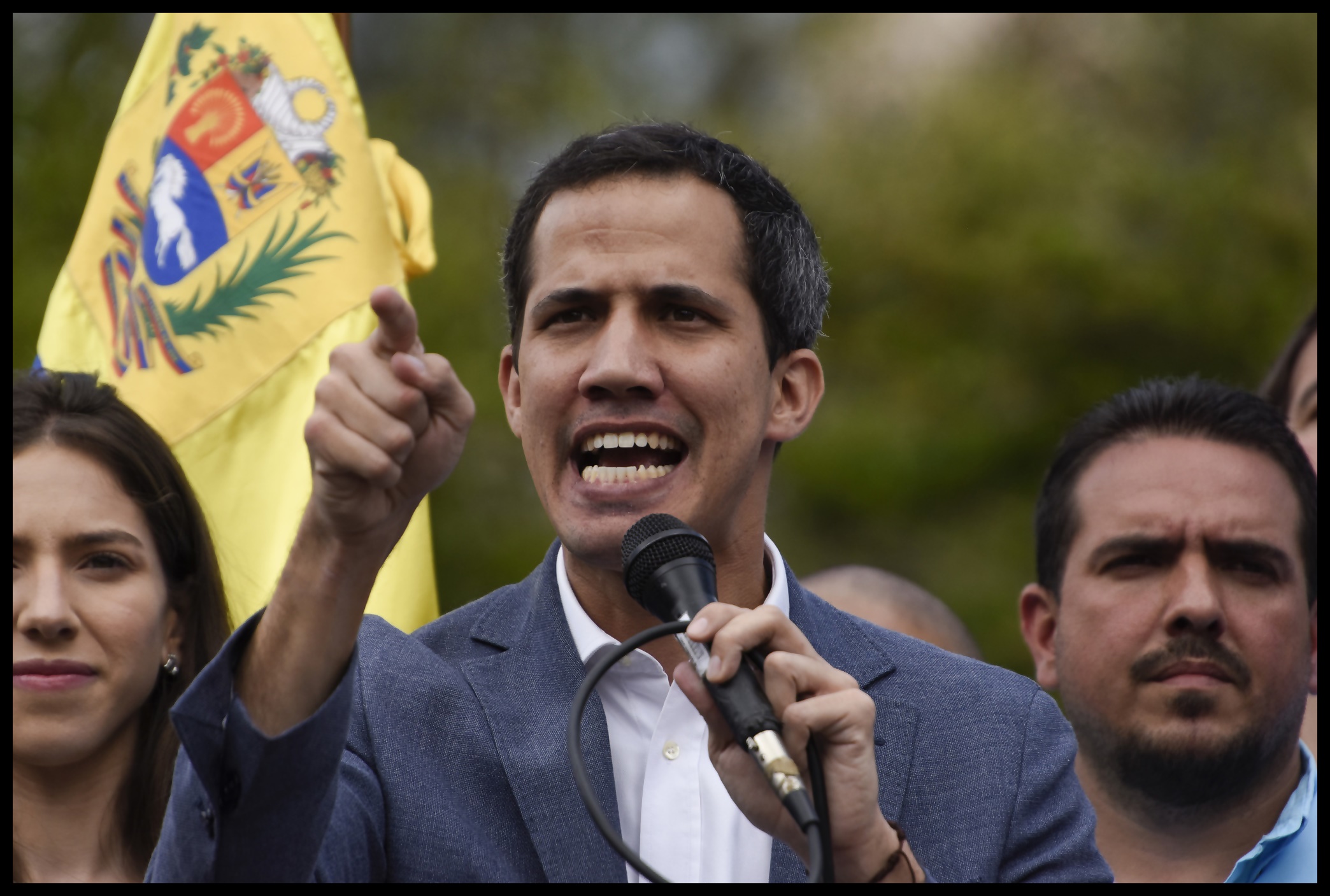 Βενεζουέλα: Ο Γκουαϊδό καλεί σε εξέγερση κατά του Μαδούρο – Στους δρόμους ο στρατός