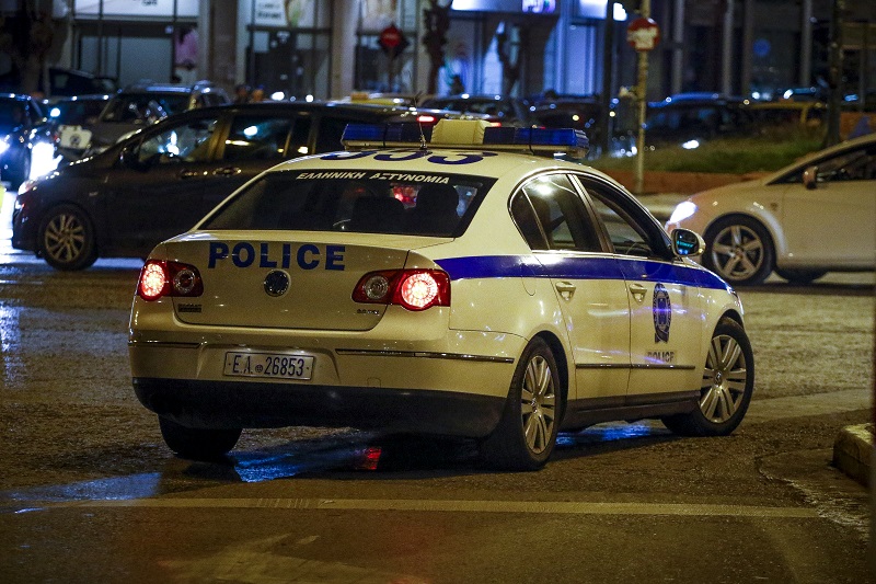 Θεσσαλονίκη – καταδίωξη: Περιπολικό έπεσε σε περίπτερο, κυνηγώντας ληστή (vids)