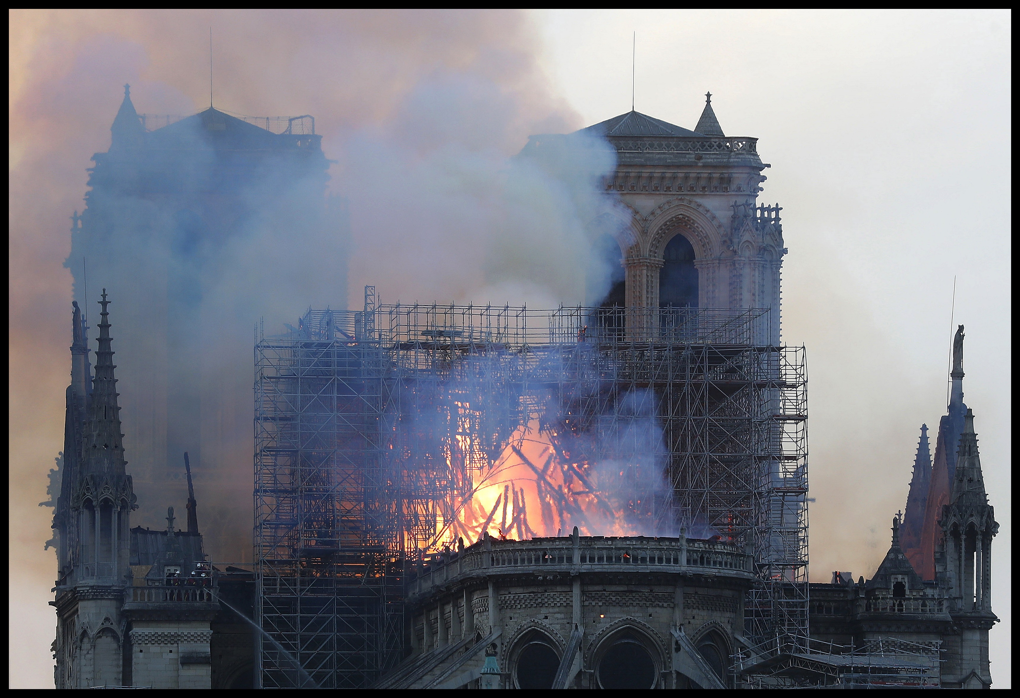 Παναγία των Παρισίων: Χτίστηκε σε 2 αιώνες, κάηκε σε 65 λεπτά – Ξεκίνησε έρευνα για τη φωτιά