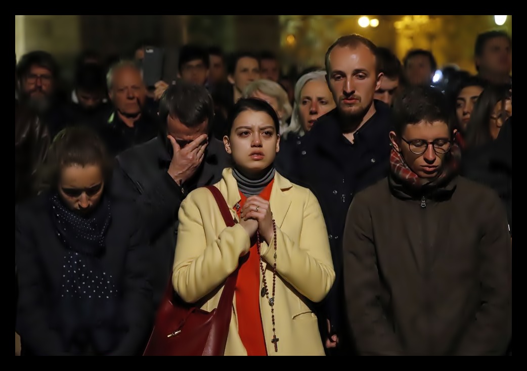 Παναγία των Παρισίων: Γάλλοι τραγουδούν το «Ave Maria» – “Θα είναι δύσκολα”, λέει ο Μακρόν