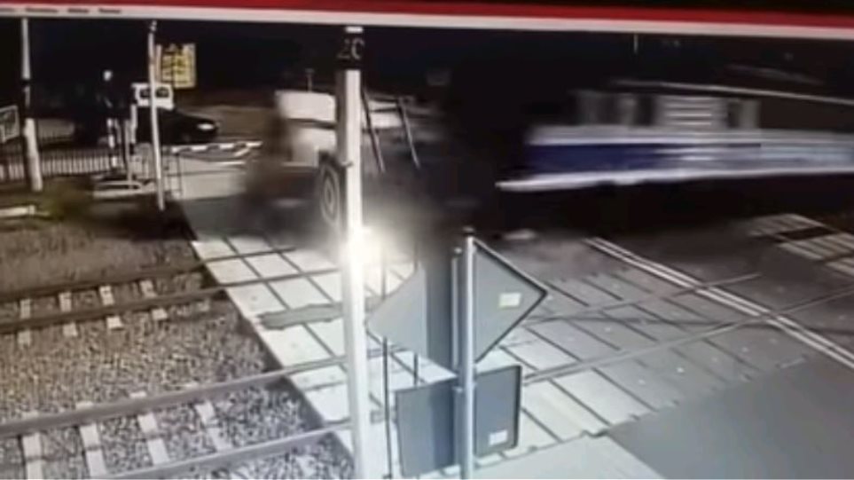 Πολωνία: Τρένο παρασύρει ασθενοφόρο σαν “παιχνίδι” – Δύο νεκροί (vid)