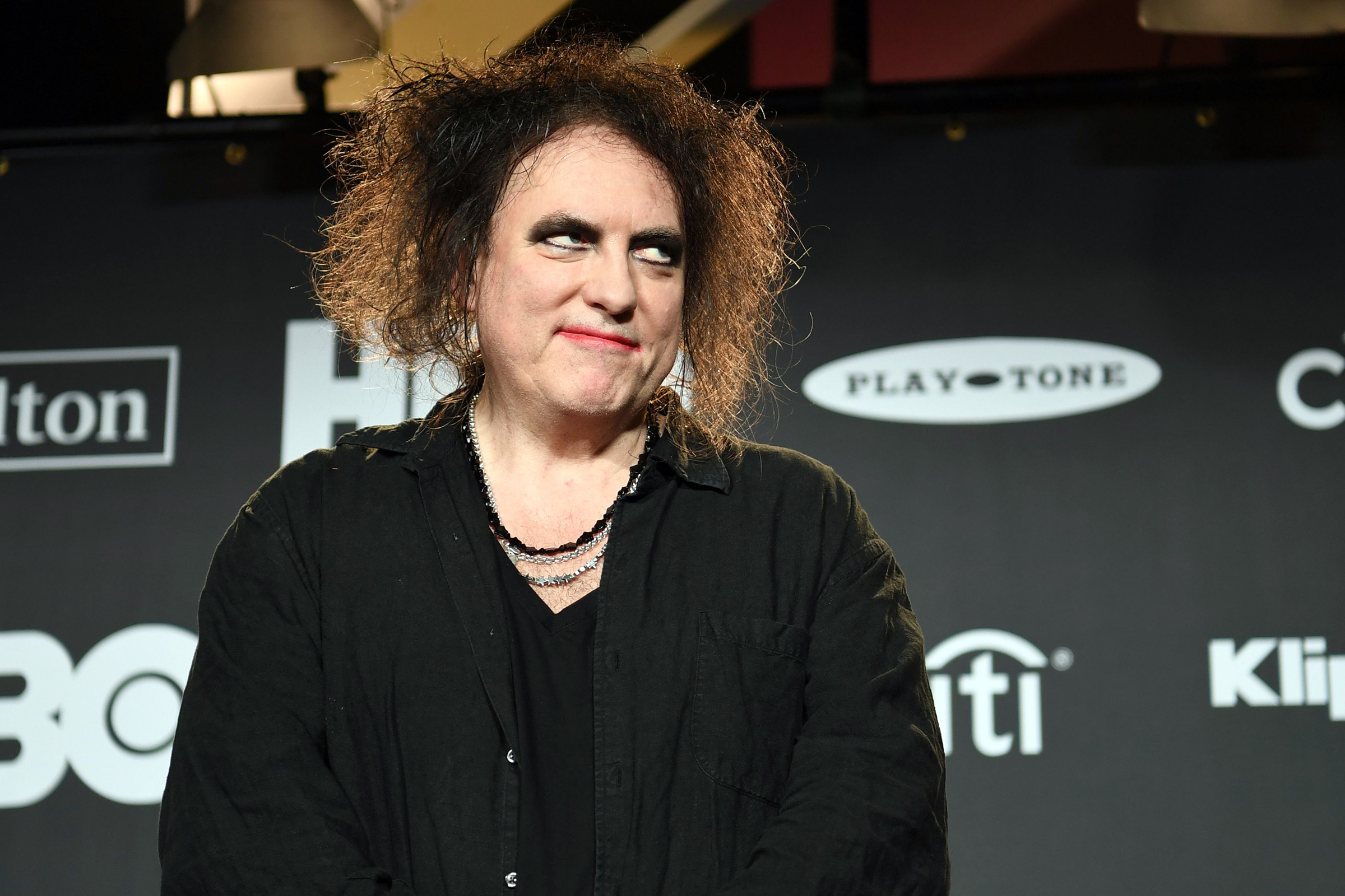 Cure: Ο “κρύος” Robert Smith και η… ακραία χαρούμενη δημοσιογράφος έγιναν viral