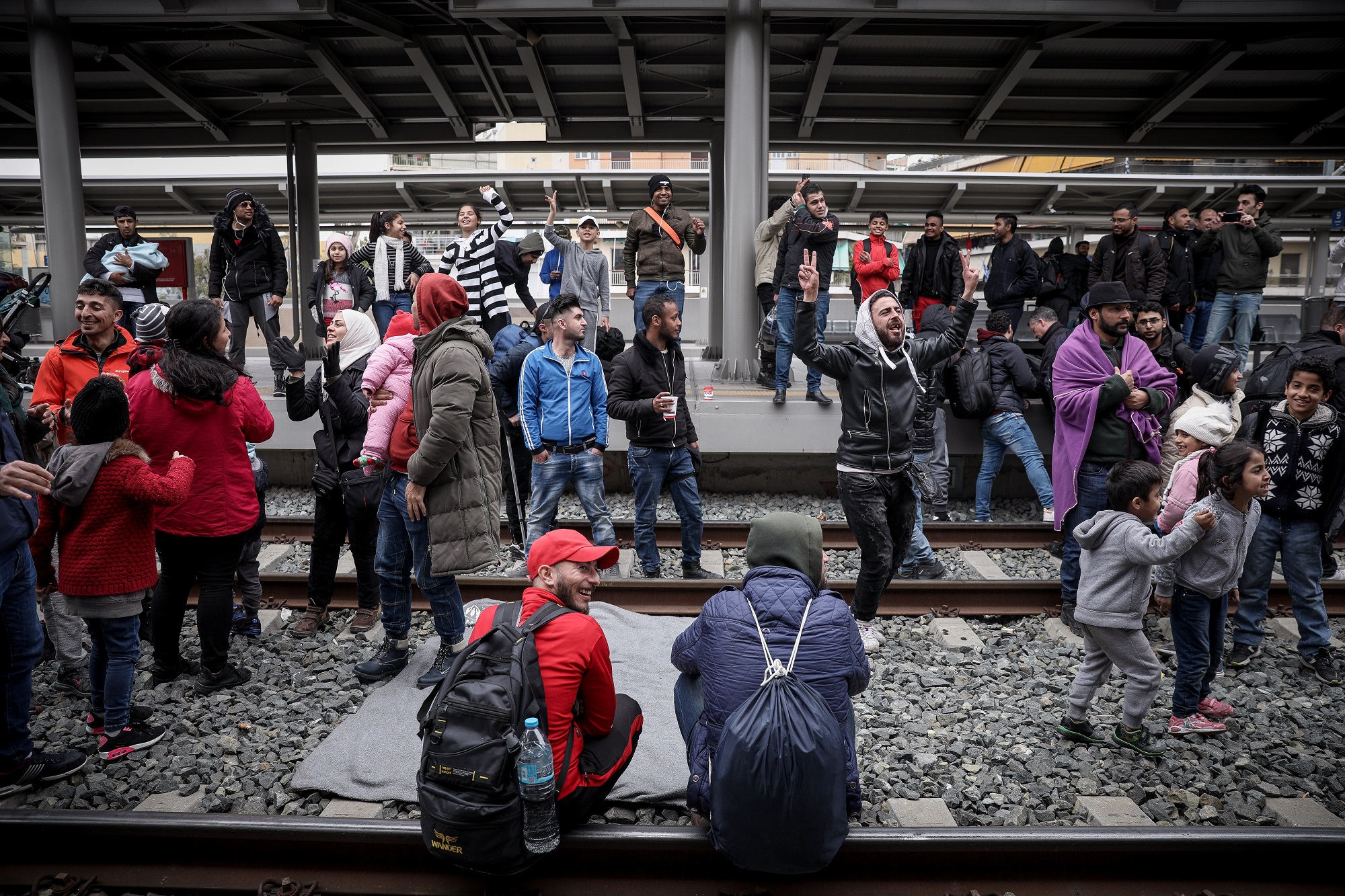 Διαβατά: Κατάληψη στον Σταθμό Λαρίσης – Πρόσφυγες δεν αφήνουν τα τρένα να φύγουν (pics)