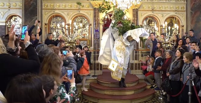 “Ιπτάμενος ιερέας”: Βίντεο από την πρώτη Ανάσταση στη Χίο