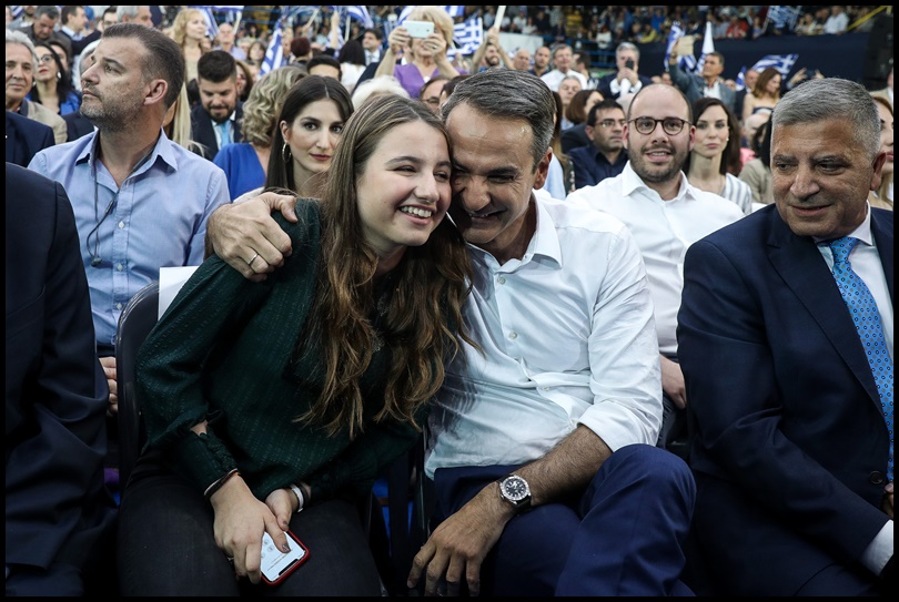 Ευρωεκλογές 2019: Η γλυκιά στιγμή ανάμεσα στον Μητσοτάκη και την κόρη του, στο Περιστέρι (vid)
