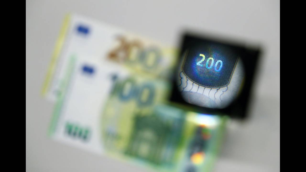 Νέα χαρτονομίσματα: Κυκλοφορούν σήμερα τα χαρτονομίσματα των 100 και 200 ευρώ