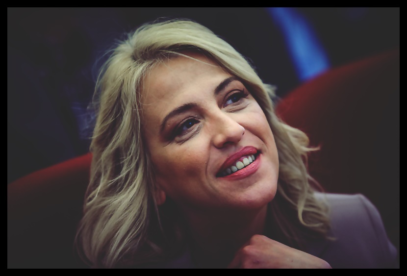 Δούρου – Νοτοπούλου: Μετά το σποτ για το Μάτι, η Ρένα πήγε για κούνια και ανοίγει διάλογο με την Κατερίνα