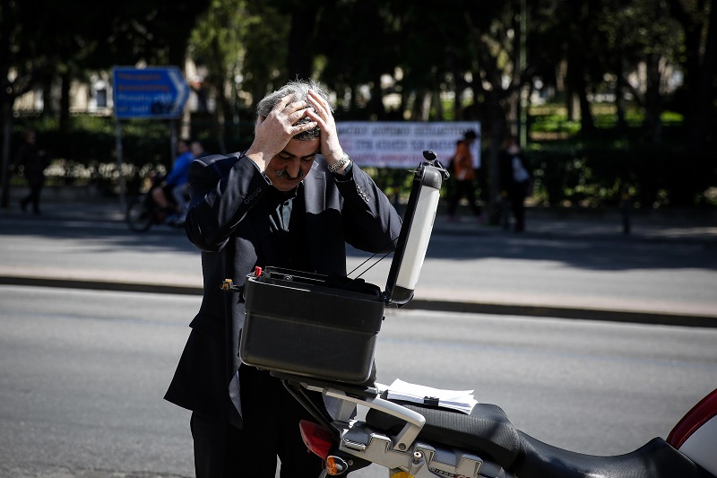 Πολάκης – ντουντούκα: “Έλα να την πάρεις, κότα” – Αποδοκίμασαν τον υπουργό (vid)