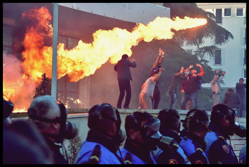 Αλβανία επεισόδια: Μολότοφ, δακρυγόνα και συγκρούσεις – Επίθεση στο γραφείο του Ράμα (vids)