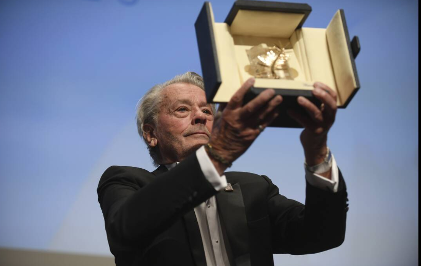 Αλέν Ντελόν: Δακρυσμένος ο «αιώνιος γόης» παρέλαβε τον τιμητικό Χρυσό Φοίνικα των Καννών