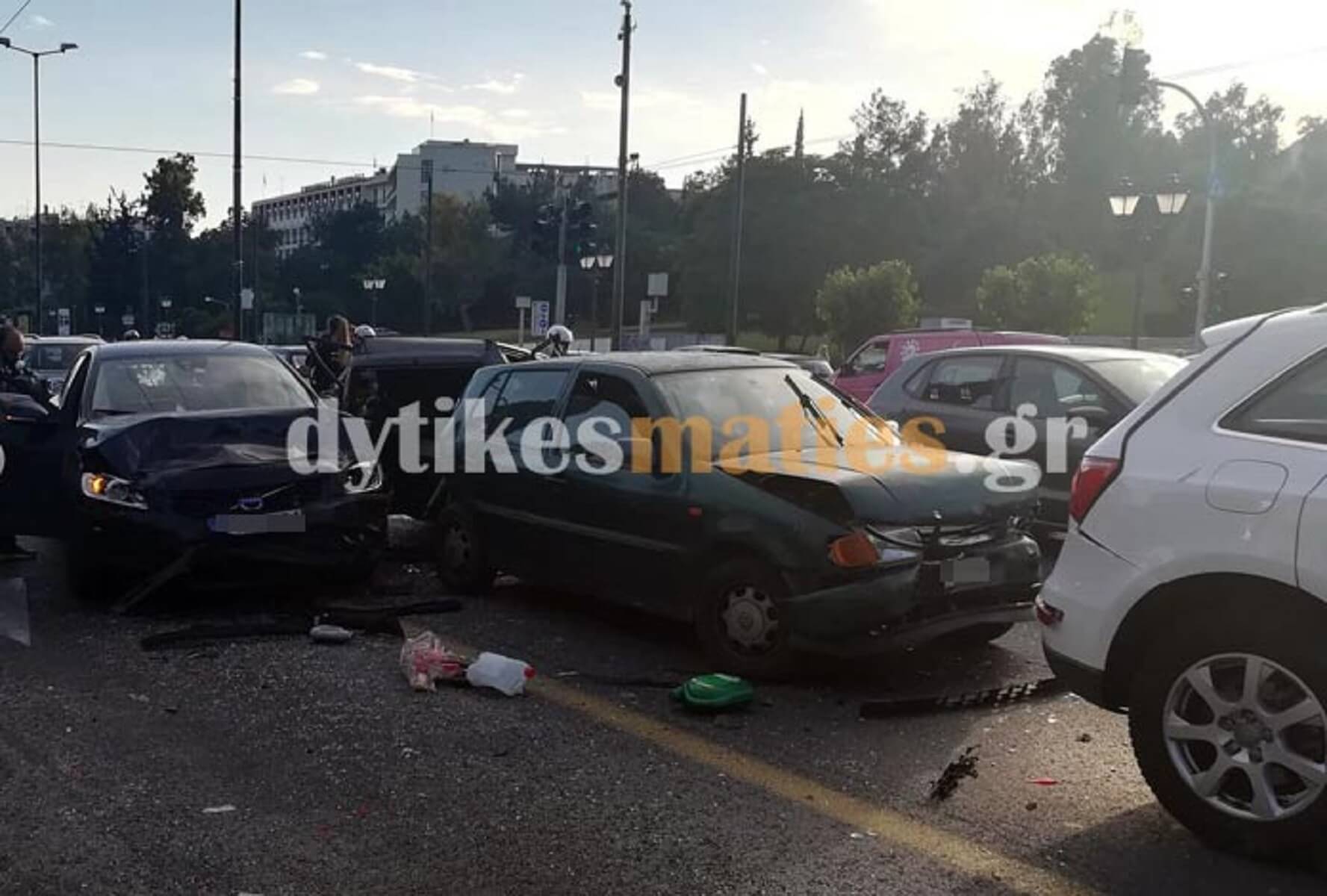 Καραμπόλα – Βασιλίσσης Σοφίας: Τροχαίο με 4 εμπλεκόμενα οχήματα και 3 τραυματίες – Δείτε φώτο