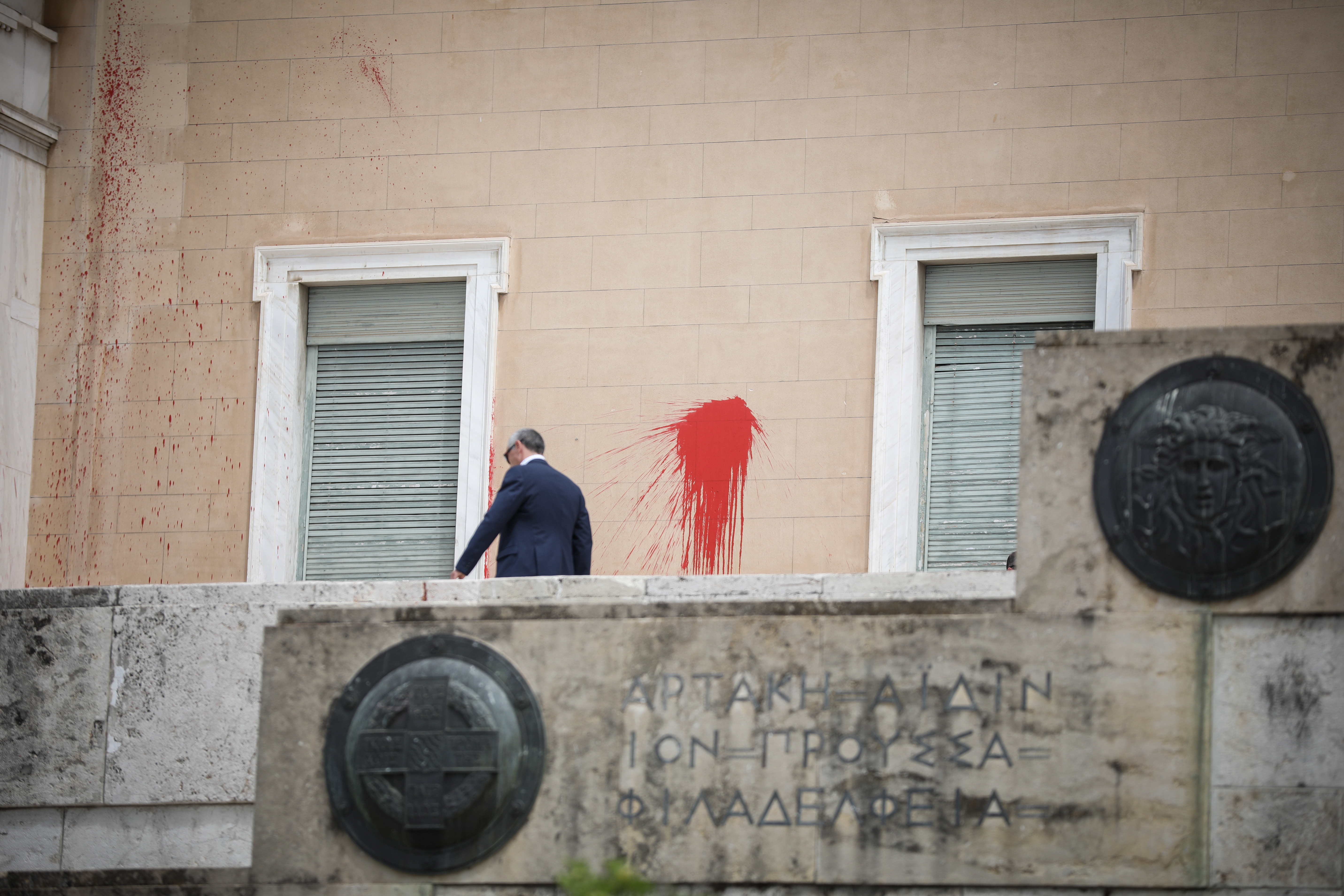 Ρουβίκωνας – Βουλή: Επίθεση αντιεξουσιαστών στο κοινοβούλιο με μπογιές και καπνογόνα (pics)