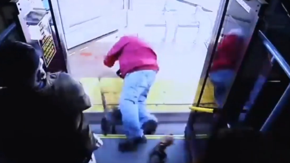 Λας Βέγκας: Βίντεο που κόβει το αίμα – Γυναίκα σπρώχνει 74χρονο από λεωφορείο, πέφτει στο πεζοδρόμιο και σκοτώνεται