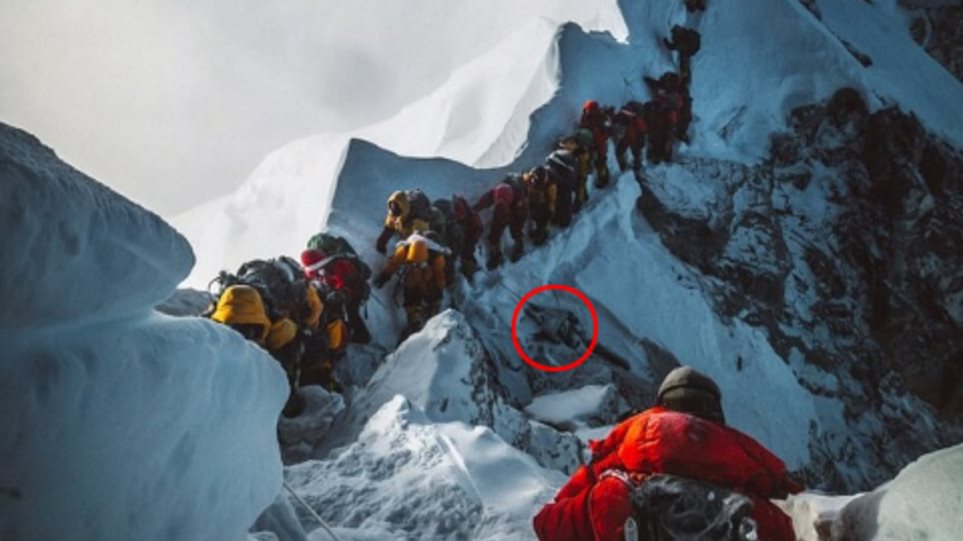 Έβερεστ: Εικόνα σοκ δείχνει ορειβάτες να βαδίζουν προς την κορφή… προσπερνώντας ένα πτώμα!