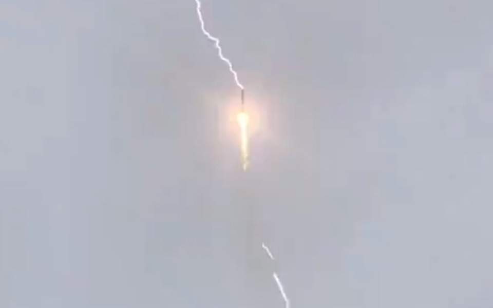 Πύραυλος Soyuz: Η απίστευτη στιγμή που τον χτυπάει κεραυνός και… δεν παίρνει χαμπάρι (vid)
