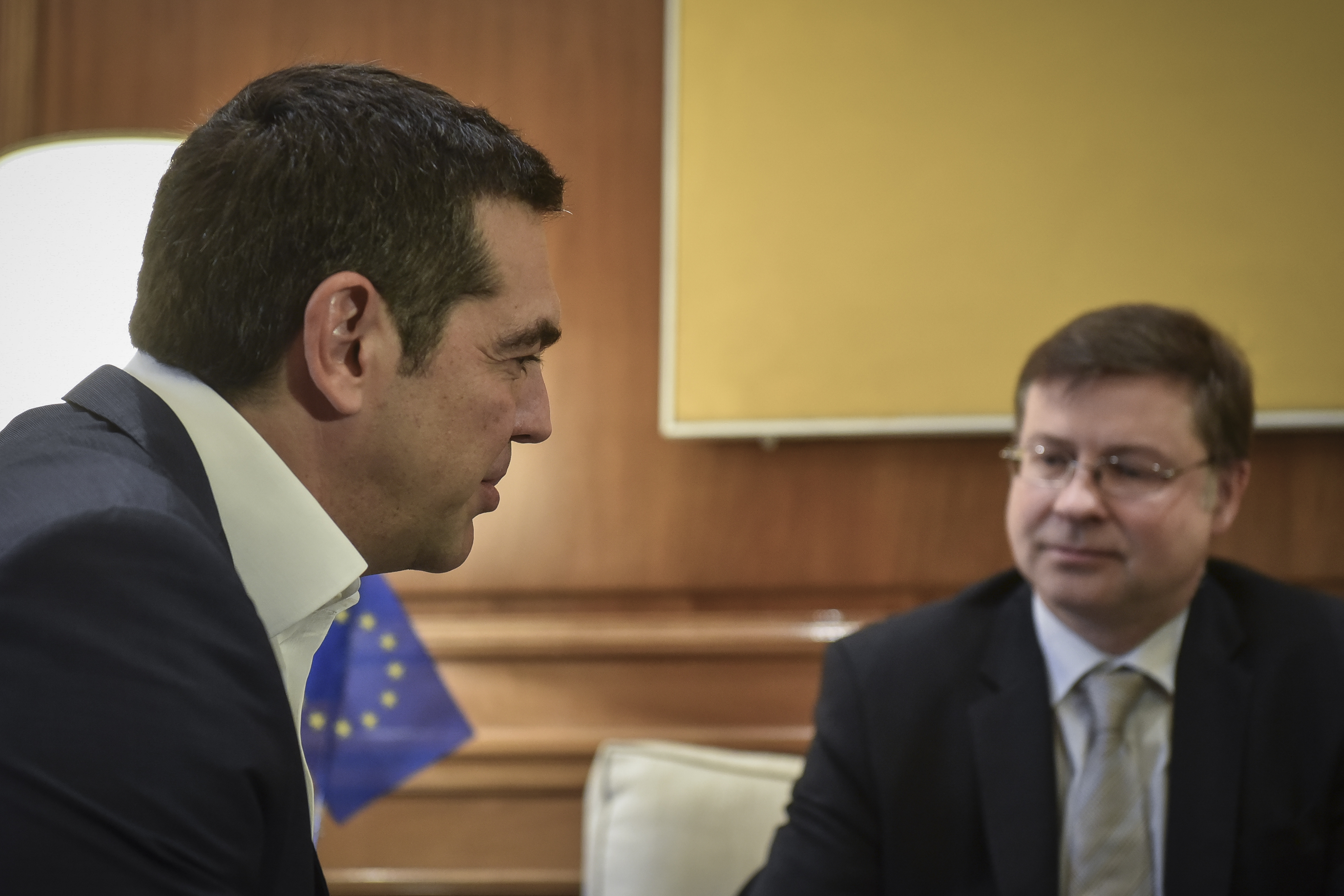 Παροχές Τσίπρα: «Καμπανάκι» από Ντομπρόβσκις – «Η Ελλάδα να τηρήσει τους συμφωνημένους στόχους»