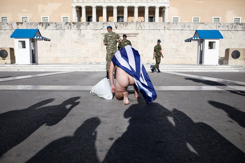 Gay Pride: Ο γυμνός άντρας με την ελληνική σημαία, εξόργισε το διαδίκτυο (pics – vids)