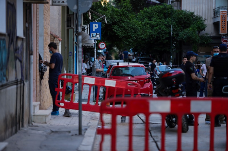 Γουδί φόνος: Βίντεο-ντοκουμέντο, η μητροκτόνος σέρνει το πτώμα της μητέρας της στο πεζοδρόμιο