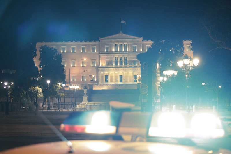 Ληστεία – Σύνταγμα: Αιματηρό επεισόδιο σε περίπτερο στο κέντρο της Αθήνας (vid)