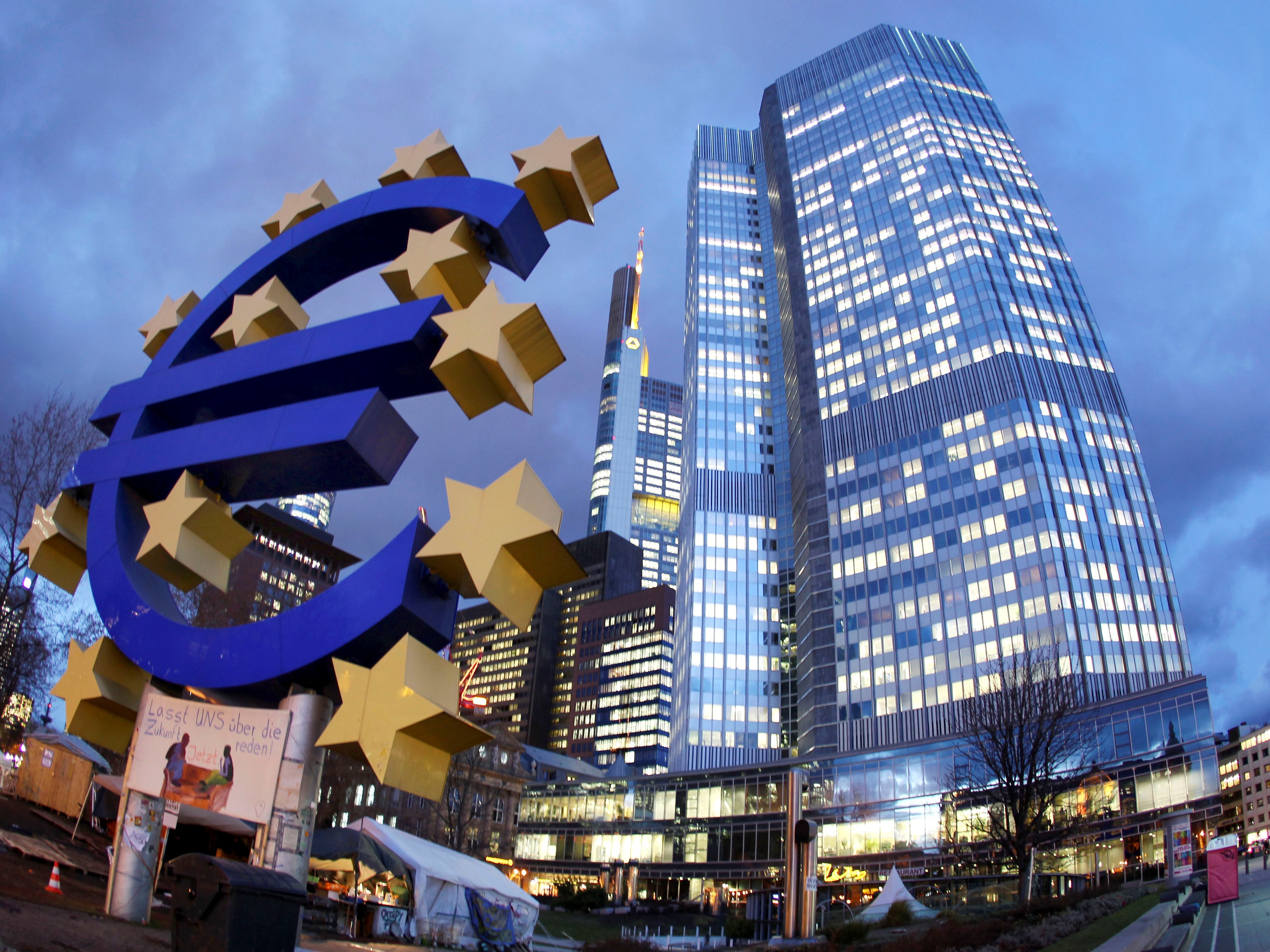 ΕΚΤ: «Παγώνει» τα επιτόκια έως τον Ιούνιο του 2020