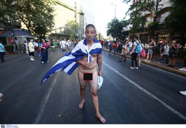 Gay Pride: Ο γυμνός άντρας με την ελληνική σημαία, εξόργισε το διαδίκτυο  (pics - vids) | Alphafreepress.gr