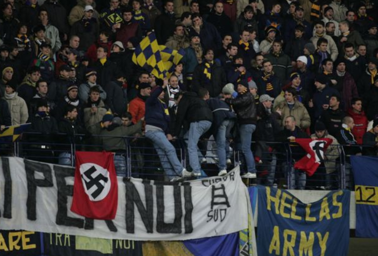 Ελλάς Βερόνα: Οπαδοί της ομάδας γιορτάζουν την άνοδο στη Serie A με ναζιστικούς ύμνους (vid)