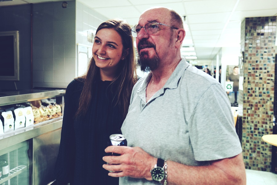 Jethro Tull Ηρώδειο: Ο Μητσοτάκης με την κόρη του στη συναυλία – Μίλησαν με τον Ίαν Άντερσον