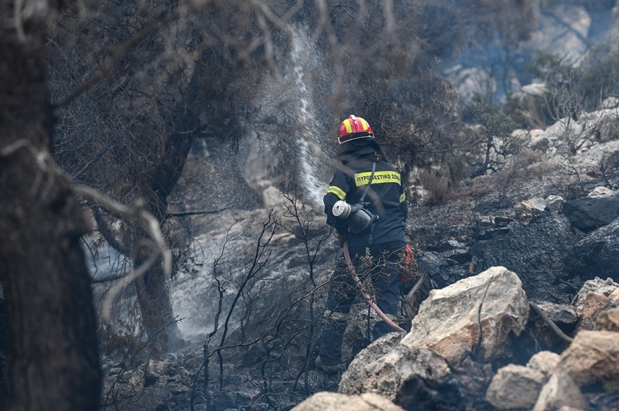 Φωτιά τώρα: Υπό μερικό έλεγχο η φωτιά στα Μέγαρα, ενισχύονται δυνάμεις στο Μαρκόπουλο
