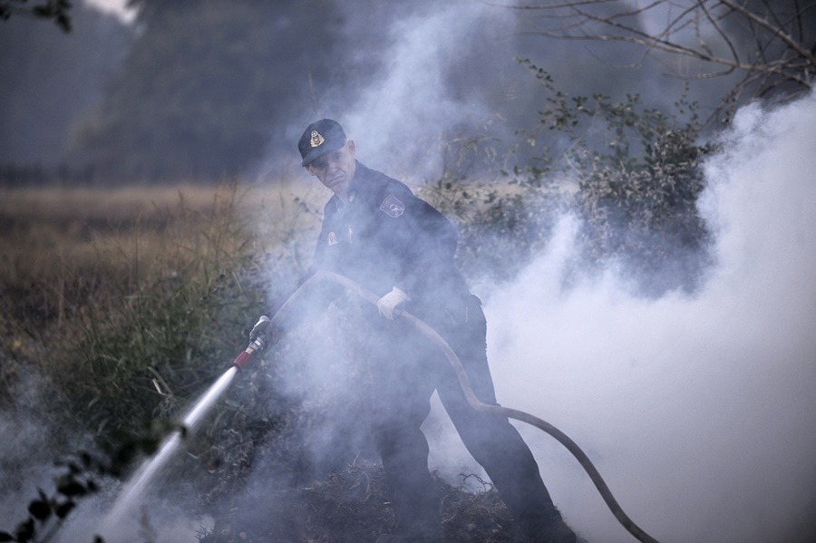 Φωτιά τώρα: Φωτιά στα Μέγαρα, απειλούνται σπίτια