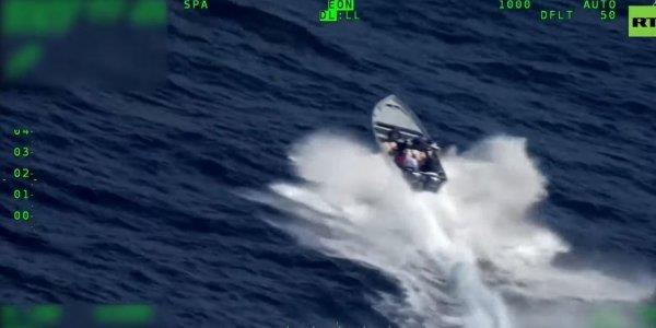 Καταδίωξη διακινητών – Ειρηνικός: Εντυπωσιακό βίντεο – Πετούν κοκαΐνη στη θάλασσα, για να ξεφύγουν