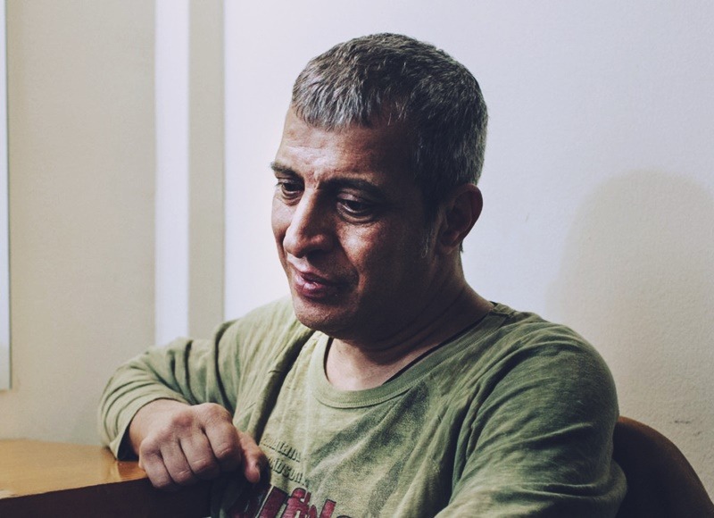 Θέμης Αδαμαντίδης: Θύμα ξυλοδαρμού από μπράβους – Μεταφέρθηκε στο νοσοκομείο