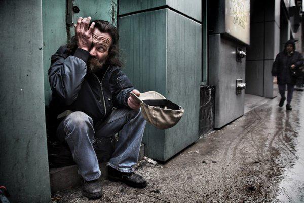 Άστεγος – Εξάρχεια: ΜΑΤ ξυλοκόπησαν πολίτη στο κέντρο της Αθήνας (vid)
