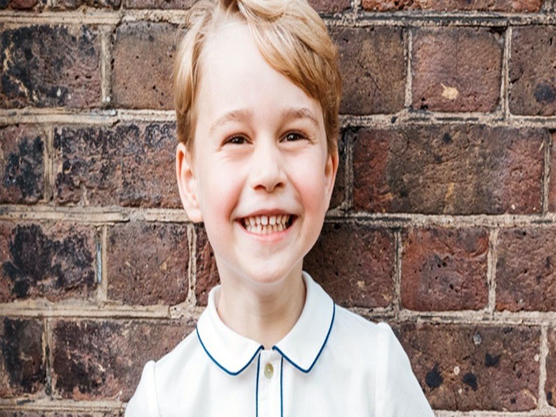 Πρίγκιπας Τζόρτζ: Έγινε έξι χρονών και ποζάρει με την φανέλα της εθνικής Αγγλίας