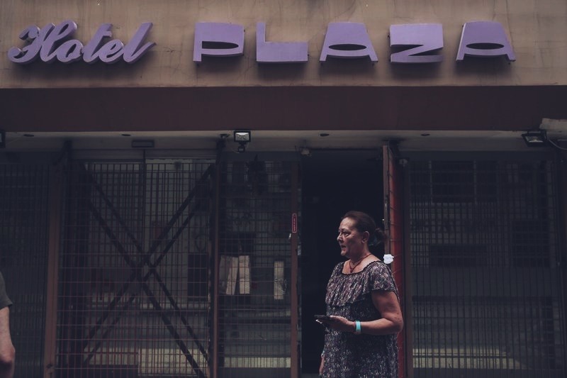 City Plaza: Κατάληψη τέλος, 3 χρόνια μετά – “Έφυγαν για να μην συλληφθούν”, λέει η Αλίκη Παπαχελά (vid)