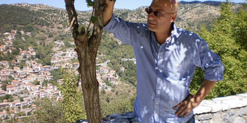 Γιώργος Τσελίκας – δημοσιογράφος ΣΚΑΪ: Βάζει αντηλιακό on air σε ξανθιά λουόμενη (vid)
