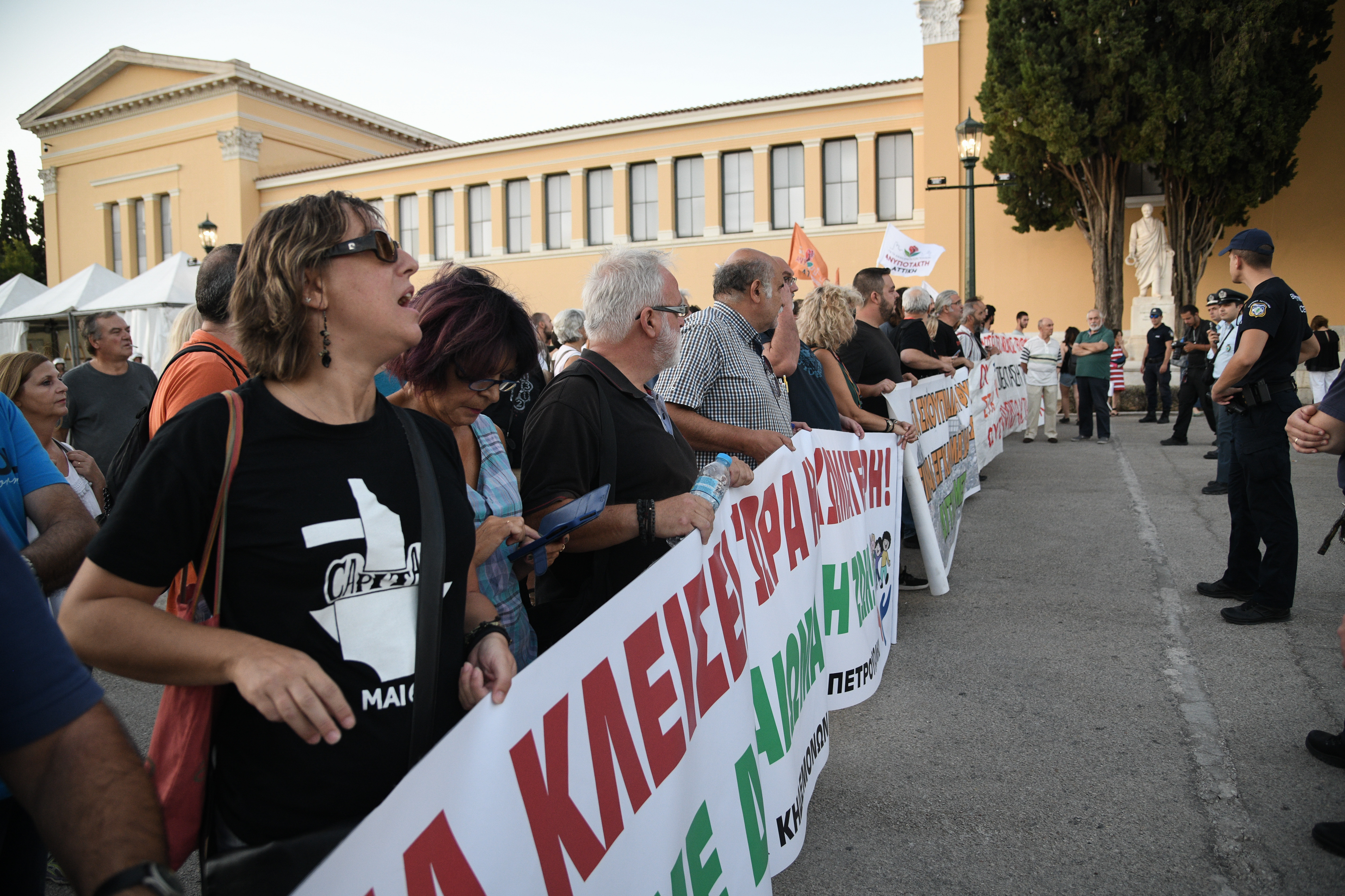 Ορκωμοσία Πατούλη: Ένταση πριν την εκδήλωση