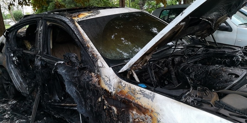 Φωτιά σε αυτοκίνητο: Επιβάτες γλίτωσαν πριν γίνουν παρανάλωμα του πυρός στην Πάτρα
