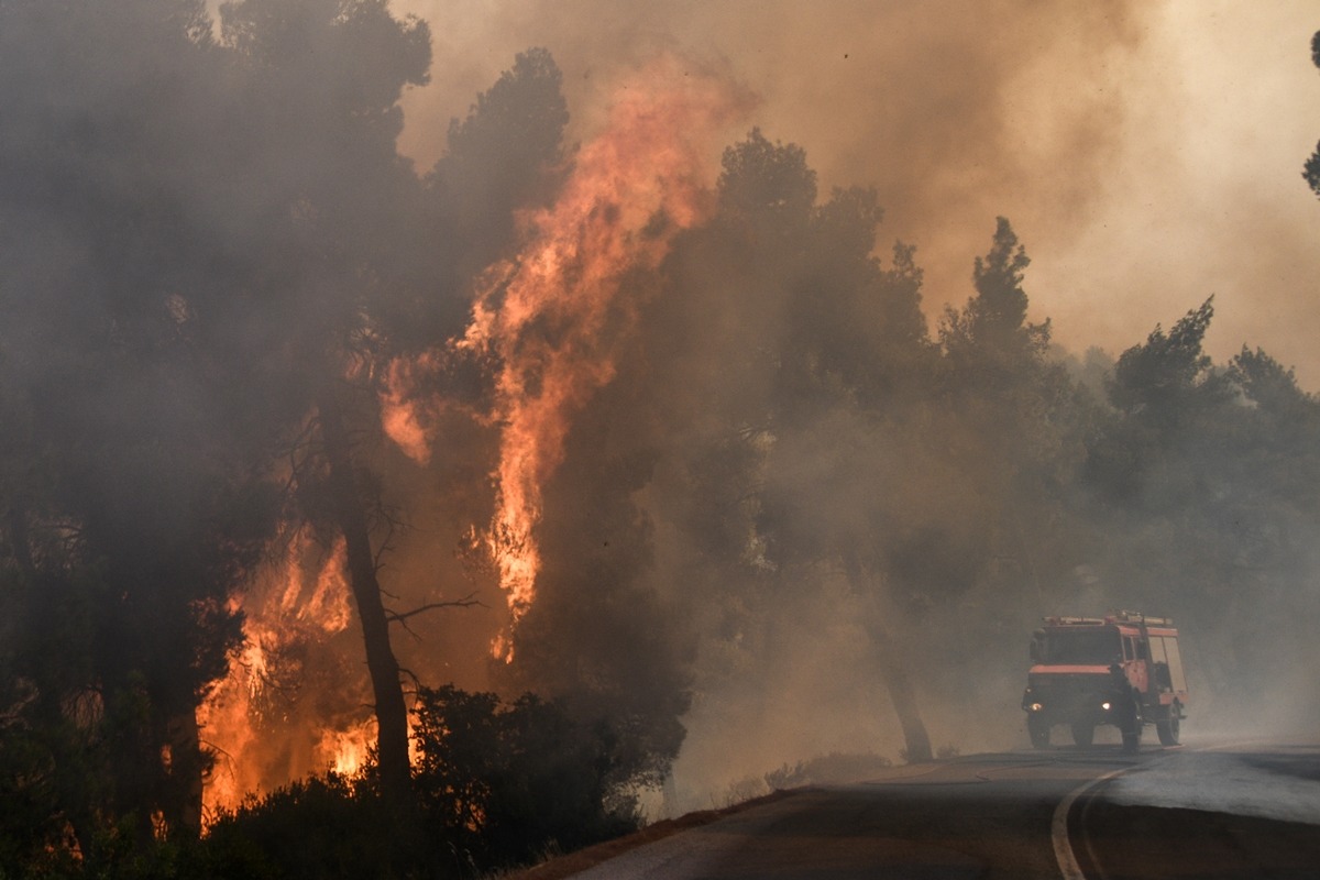 Φωτιά τώρα: Συναγερμός στην Αττική – Πού απαγορεύεται η κυκλοφορία