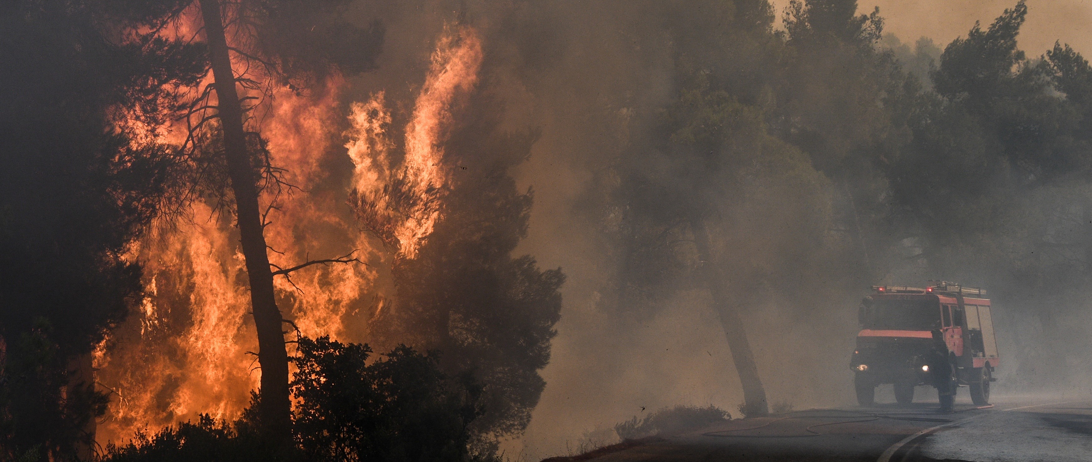 Φωτιά τώρα Σάμος: Σε διπλό μέτωπο η φωτιά – Έπεσαν οι άνεμοι