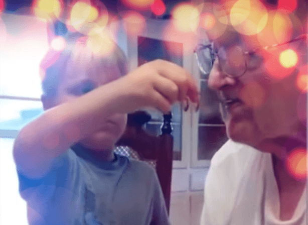Viral videos 2019: Αγοράκι ταΐζει τον παππού του που πάσχει από άνοια