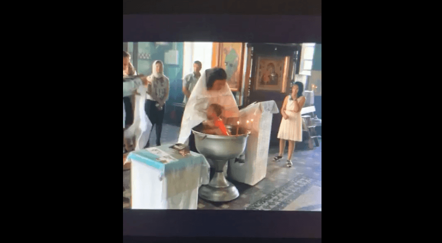 Ιερέας – βάπτιση: Παπάς σχεδόν τραυμάτισε το μωρό, σε πανικό η μητέρα (vid)