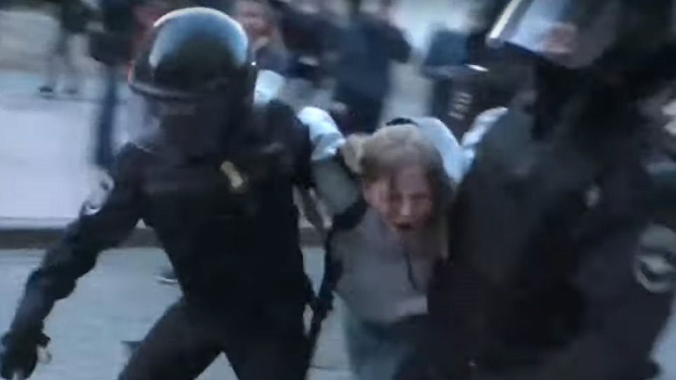 Διαδηλώσεις – Ρωσία: Σάλος για τον αστυνομικό που χτυπά 26χρονη διαδηλώτρια